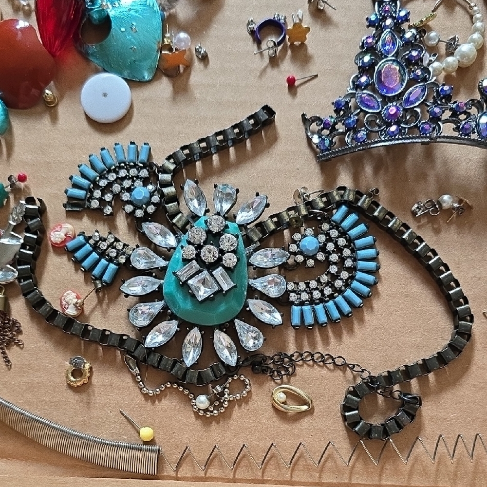 Broken Jewelry Pieces Lot - Picture 4 of 7